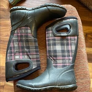 Bogs Women's Black and Pink Plaid Rain And Snow Boots. Good Condition. Size 9.